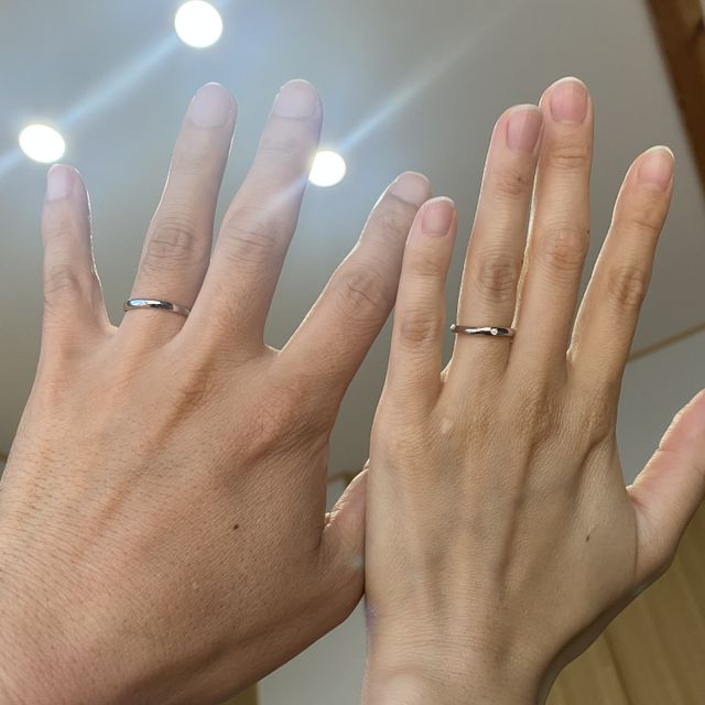 【銀座ダイヤモンドシライシの口コミ】 シンプルで着け心地の良いものを選びました。
婚約指輪との重ね付けでもス…