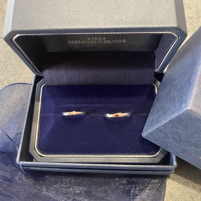 【銀座ダイヤモンドシライシの口コミ】 シンプルで着け心地の良いものを選びました。
婚約指輪との重ね付けでもス…