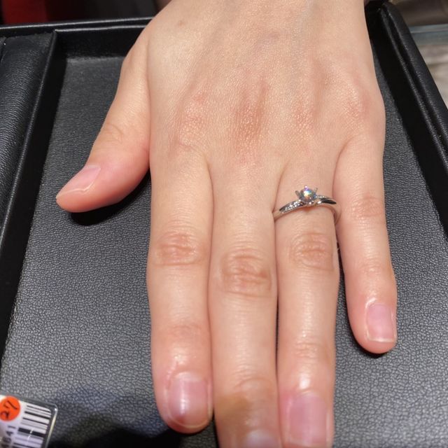 【エクセルコダイヤモンド(EXELCO DIAMOND)の口コミ】 主役であるダイヤモンドを最大限に目立たせるとても素敵なデザインです。
…