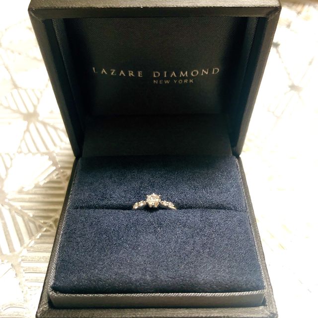 【ラザール ダイヤモンド(LAZARE DIAMOND)の口コミ】 サイドにメレダイヤモンドのあるリングを探していたところラザールダイヤ…