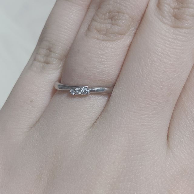 【ラザール ダイヤモンド(LAZARE DIAMOND)の口コミ】 ウェーブデザインに3連ダイヤが美しく、心を奪われました（笑）ダイヤを留…