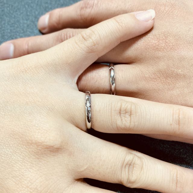 【4℃ BRIDAL(ヨンドシーブライダル)の口コミ】 シンプルなデザインで可愛らしい物を探してたんですが、♡を分け合い女性側…