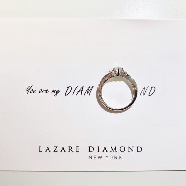【ラザール ダイヤモンド(LAZARE DIAMOND)の口コミ】 結婚指輪と一緒にはめても合うようなデザインにしました。
王道な形かつシ…
