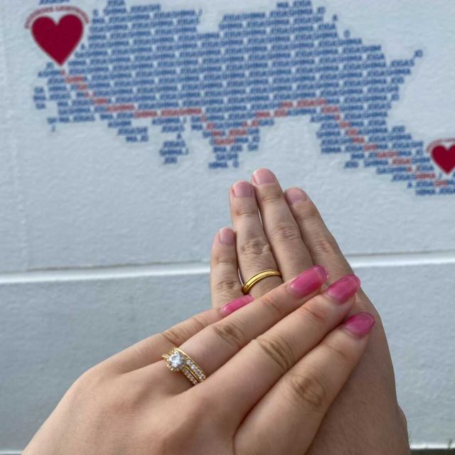 【銀座ダイヤモンドシライシの口コミ】 指輪のデザインとしては真ん中に少し浅い堀のあるデザインで、実際に初め…