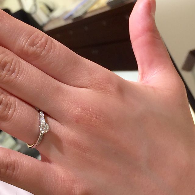 【ギンザタナカブライダル(GINZA TANAKA BRIDAL)の口コミ】 シンプルでありながら、左右にメレダイヤをたくさんあしらっているデザイ…