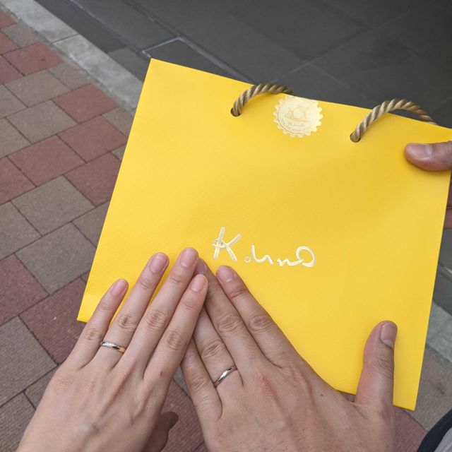 【ケイウノ ブライダル(K.UNO BRIDAL)の口コミ】 シルバーとゴールドが混ざっているデザインが可愛かったのが決め手になり…