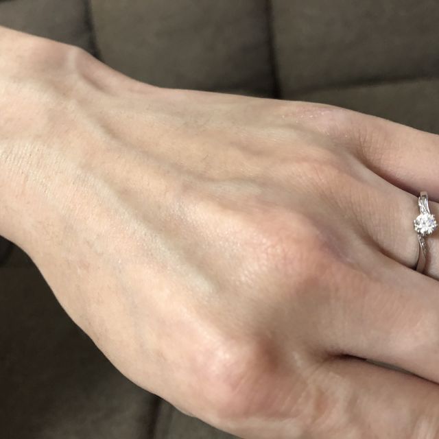【アイプリモ(I-PRIMO)の口コミ】 指輪は、指につけるときれいに見えるウェーブのデザインを選びました。彼…