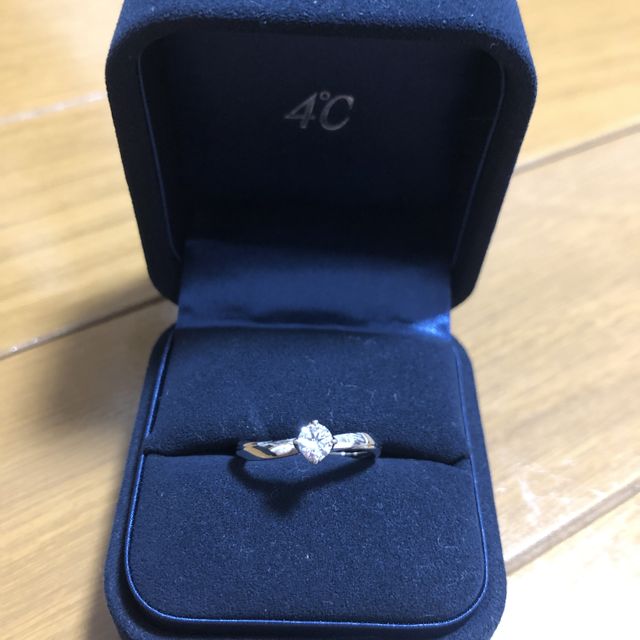 【4℃ BRIDAL(ヨンドシーブライダル)の口コミ】 リング部分が少しウェーブがかっていて、指が綺麗に見えるデザインに惹か…