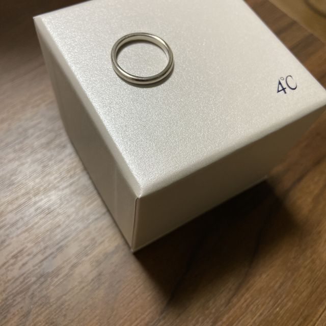 【4℃ BRIDAL(ヨンドシーブライダル)の口コミ】 もともとシンプルなデザインがいいと主人と考えており、いくつかお店を回…