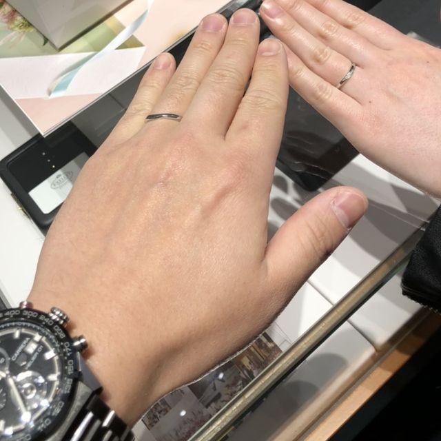 【銀座ダイヤモンドシライシの口コミ】 旦那の方は特にこだわりがなかったので、私の希望でＶ字のデザインにこだ…