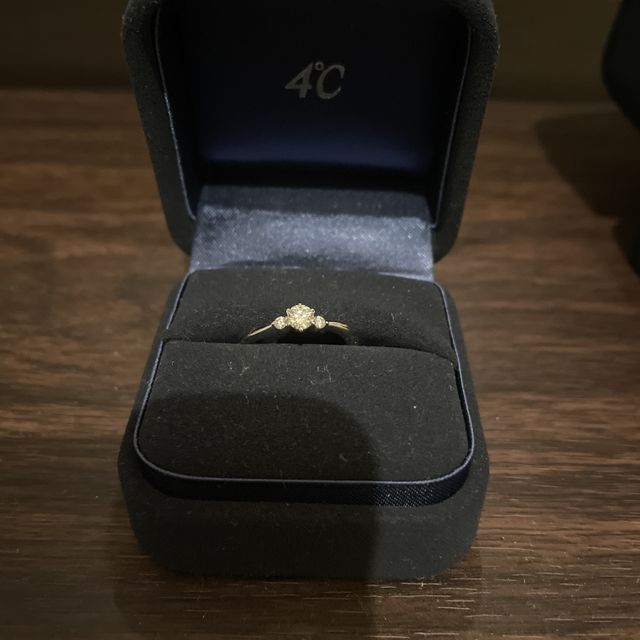 【4℃ BRIDAL(ヨンドシーブライダル)の口コミ】 指が長く見えるようなリングの形にしました。
太いものや磨き加工が外され…