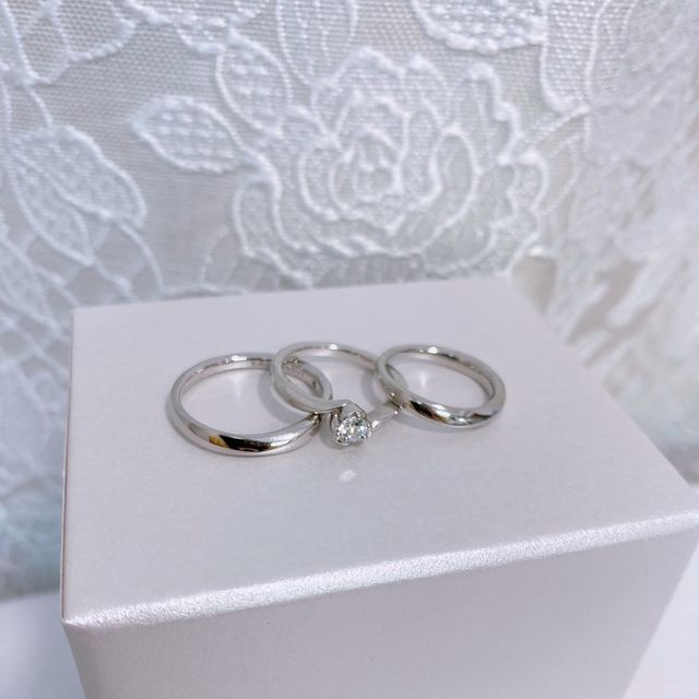 【4℃ BRIDAL(ヨンドシーブライダル)の口コミ】 妻の指が細いので、シンプルなデザインで探していたところこのデザインを…