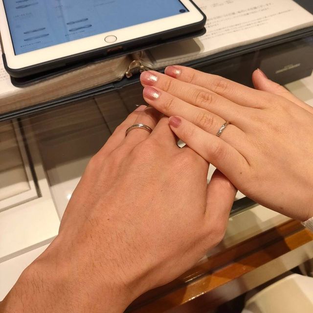 【銀座ダイヤモンドシライシの口コミ】 他の店舗も回りましたが、デザインが気に入り、こちらの指輪を購入するよ…