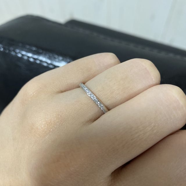 【銀座ダイヤモンドシライシの口コミ】 細いラインの指輪がよくてこちらを選びました。また、冠婚葬祭どちらも利…