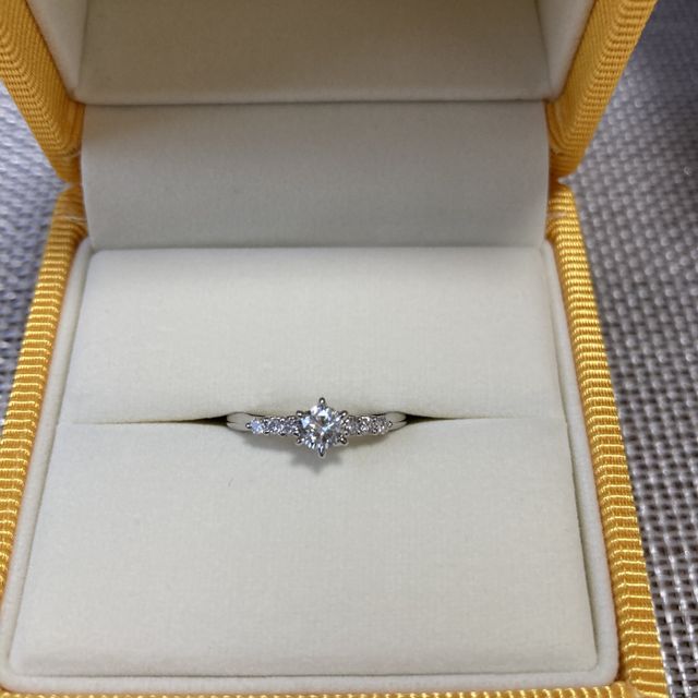 【ケイウノ ブライダル(K.UNO BRIDAL)の口コミ】 祖母の婚約指輪をプレゼントしていただき、彼と一緒にデザインを考えリメ…