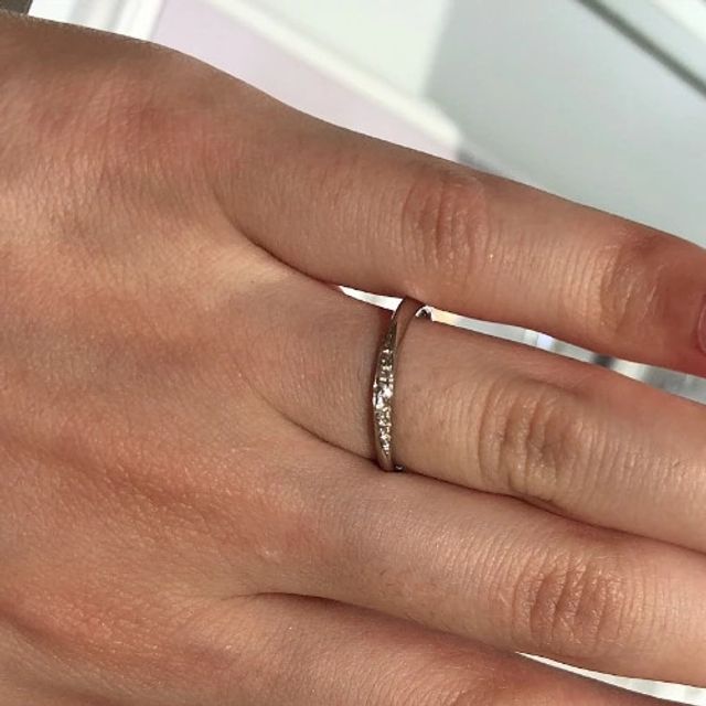 【サマンサティアラブライダル(Samantha Tiara Bridal)の口コミ】 「天の川」をイメージしたＳ字型のカーブラインが指にフィットしてつけ心…