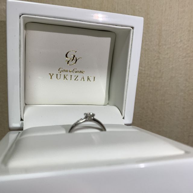 【YUKIZAKI BRIDAL(ユキザキブライダル)の口コミ】 リングのデザインがとても可愛くて彼女の指が細く長いため細めを選び、pla…