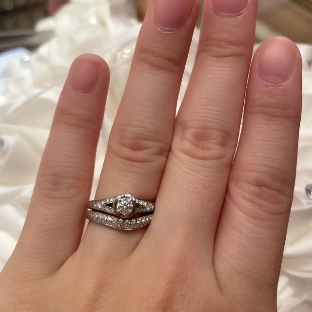 【ブルガリ(BVLGARI)の口コミ】 インコントロダモーレの婚約指輪は、ダイヤが大きく見えるデザインが特徴…