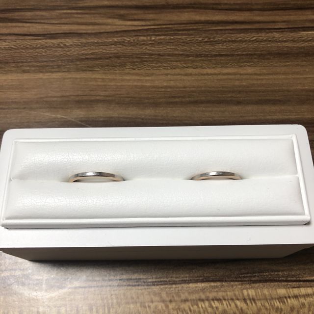 【N.Y.NIWAKA(ニューヨークニワカ)の口コミ】 外側がマット素材でシルバー。
内側がピンクゴールドでさりげない個性があ…