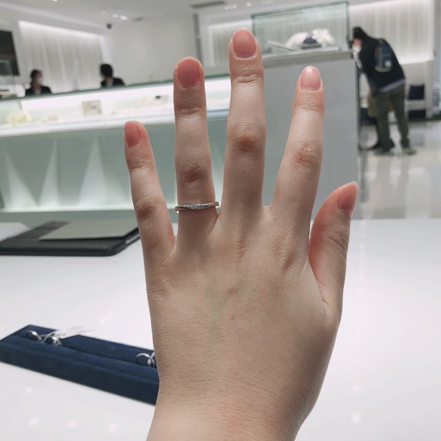 【4℃ BRIDAL(ヨンドシーブライダル)の口コミ】 ストレートのデザインだとどうしても指のお肉が出てしまうことが気になり…