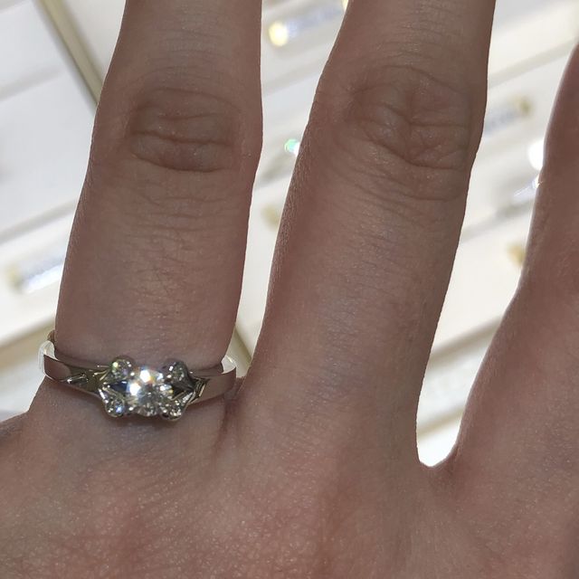 【カルティエ(Cartier)の口コミ】 憧れのカルティエで欲しいと思い、ザ・婚約指輪というのは嫌だったのでカ…