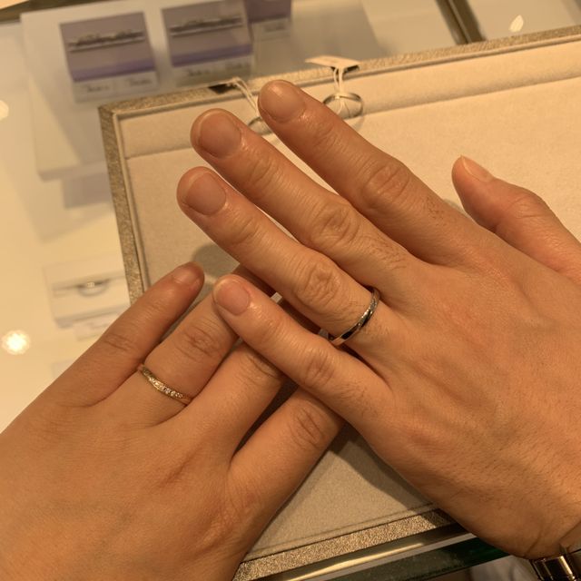 【STAR JEWELRY(スタージュエリー)の口コミ】 女性のものは全体がピンクゴールドで肌馴染みがすごくいいです。真ん中に…