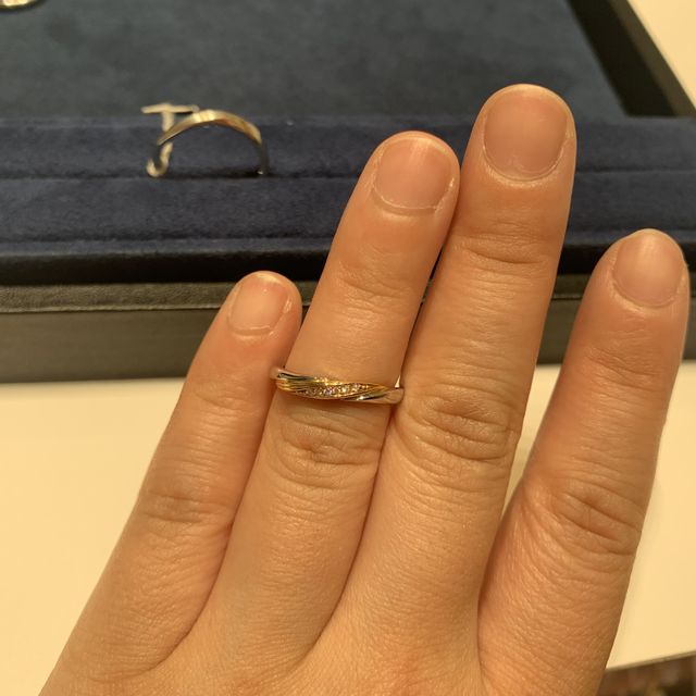 【4℃ BRIDAL(ヨンドシーブライダル)の口コミ】 プラチナとピンクゴールドのコンビで本当にかわいいです。写真は試着の時…