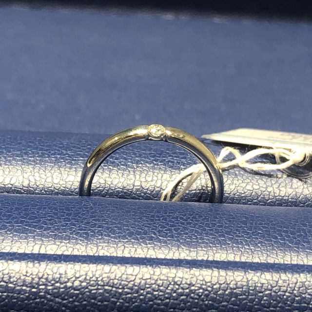 【銀座ダイヤモンドシライシの口コミ】 ダイヤモンドがリングに埋め込まれているのではなく、リングの端と端に挟…