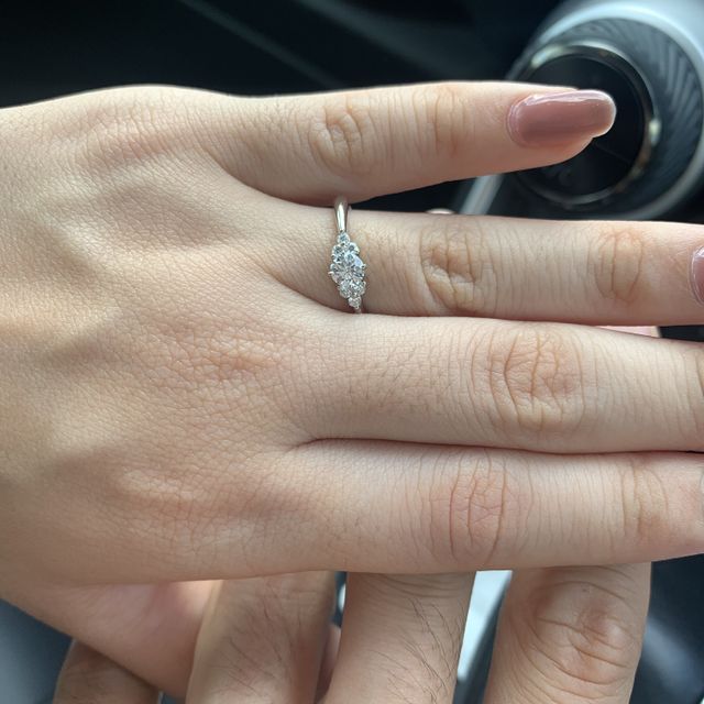 【4℃ BRIDAL(ヨンドシーブライダル)の口コミ】 まず、シンプルなデザインで、ダイヤの大きさも0.25-0.3ctで、予算内のも…