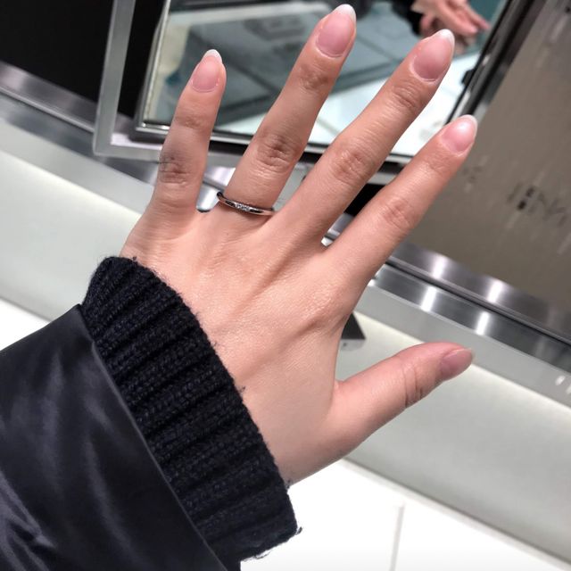 【ティファニー(Tiffany & Co.)の口コミ】 プラチナ素材です。指輪の真ん中に３粒のダイヤが付いています。詰め込ま…