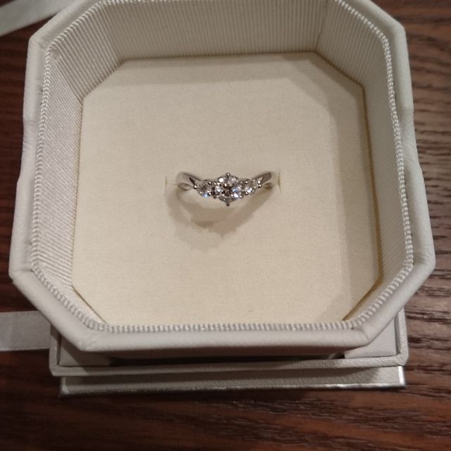 【4℃ BRIDAL(ヨンドシーブライダル)の口コミ】 主人が一人で選んで、一人で買ってきてくれたので彼の意見ですが、本体の…