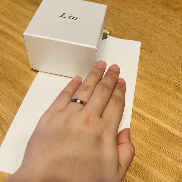 【L'or(ロル)の口コミ】 中央にダイヤが入っていて全体的にプックリしているデザインにしました。
…