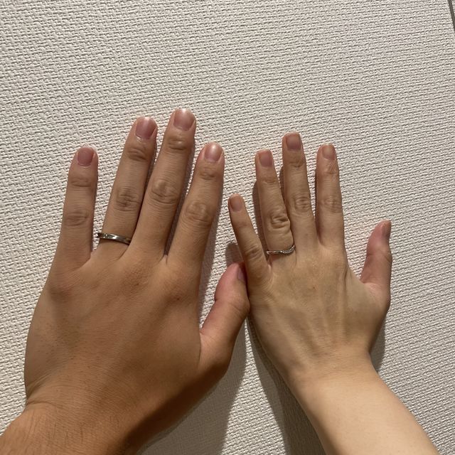 【COLANY(コラニー)の口コミ】 奥さんが指が長い方ではないので、
細めな幅のリングが良いとのことで、
…