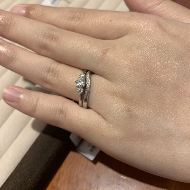 【TRECENTI(トレセンテ)の口コミ】 ウェーブでシンプルなシンプルなデザインながらも、カーブのかかり方など…