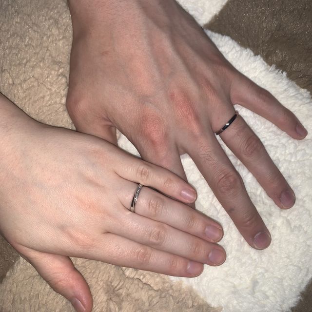 【4℃ BRIDAL(ヨンドシーブライダル)の口コミ】 男性側はシンプルなねじれのみのデザインで、女性側はねじれに加えてキラ…