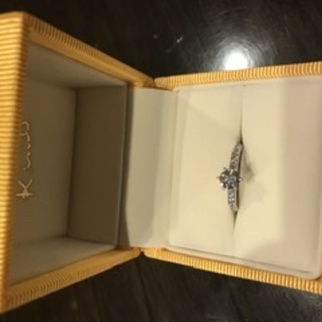 【ケイウノ ブライダル(K.UNO BRIDAL)の口コミ】 デザインをデザイナーがとことん付き合ってくれました。イニシャルのデザ…