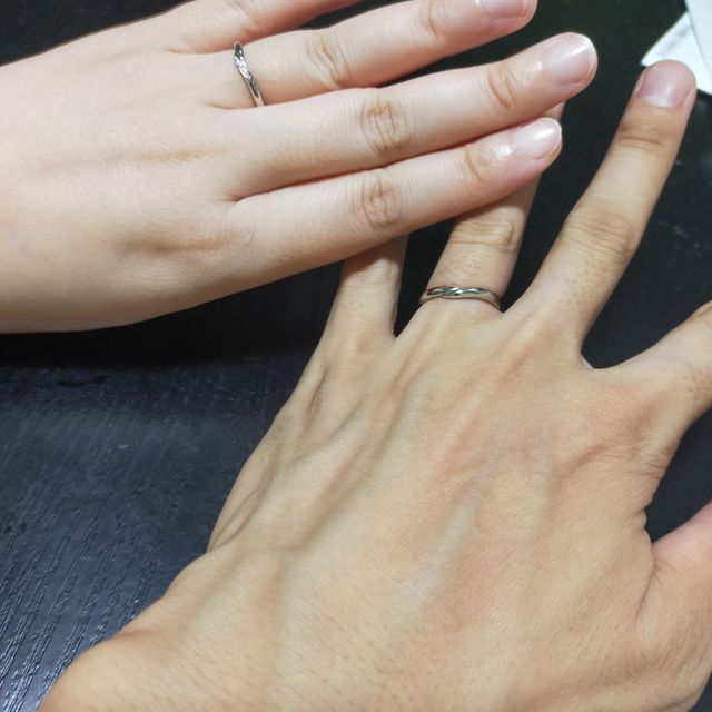 【アイプリモ(I-PRIMO)の口コミ】 素材がプラチナで、光が入ったらきれいに反射するので、シルバーと比べて…