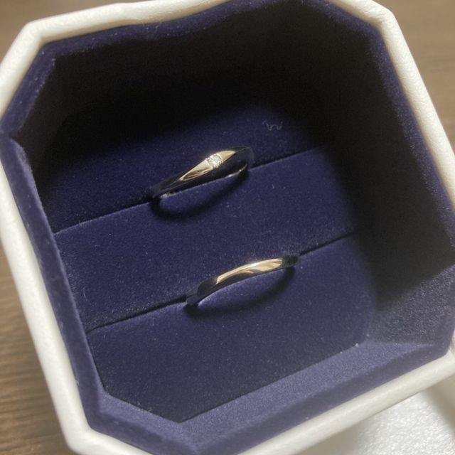 【4℃ BRIDAL(ヨンドシーブライダル)の口コミ】 もともとシンプルなデザインで探していたので、リングは細く、ダイヤは１…