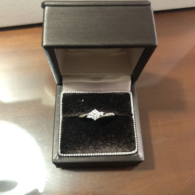 【アイプリモ(I-PRIMO)の口コミ】 デザインがとても美しくダイヤがサイドにもついていて可愛かったです。ま…