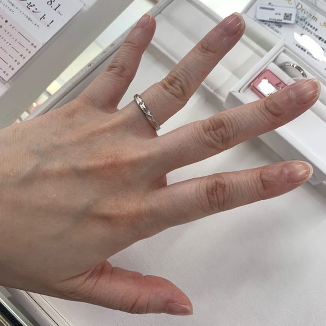 【L'or(ロル)の口コミ】 指輪のデザイン&hellip;シンプルなものより、金属面が加工されているデザ…