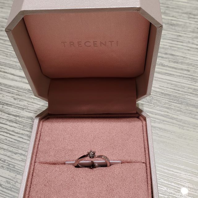 【TRECENTI(トレセンテ)の口コミ】 色々見させていただき素敵な指輪に出会えました。
初めて指輪を見たので種…