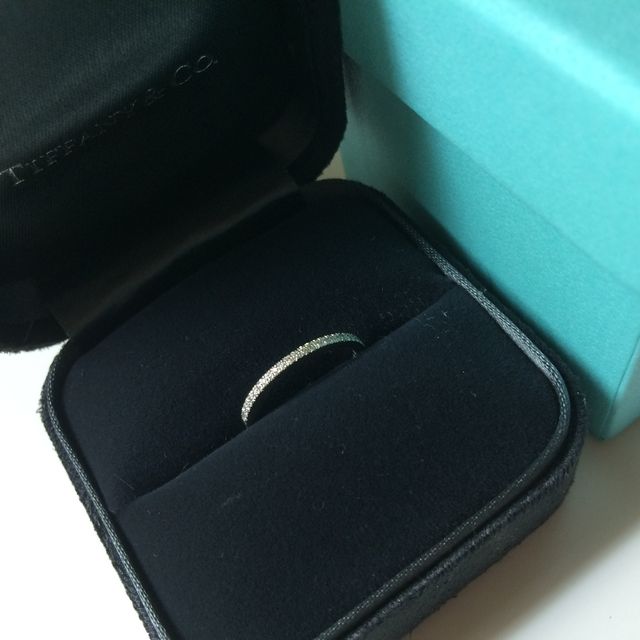 【ティファニー(Tiffany & Co.)の口コミ】 婚約指輪を目立たせたかったのと、華奢なリングを探していたのでこちらに…