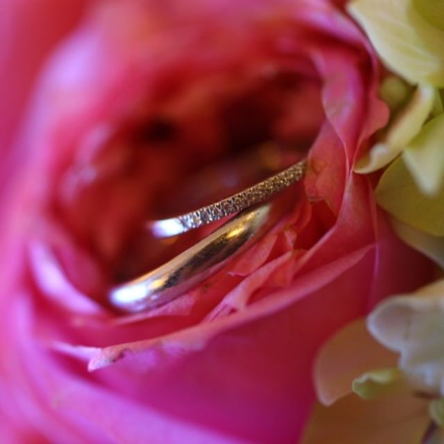 【ティファニー(Tiffany & Co.)の口コミ】 婚約指輪を目立たせたかったのと、華奢なリングを探していたのでこちらに…