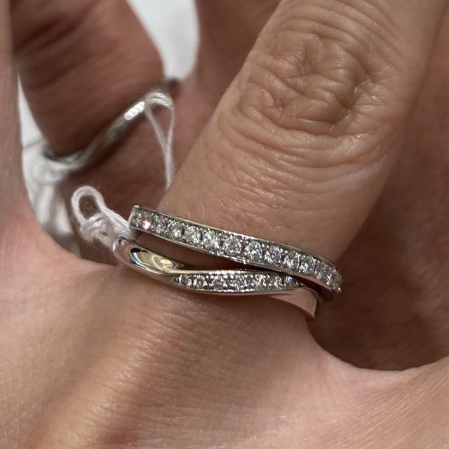 【4℃ BRIDAL(ヨンドシーブライダル)の口コミ】 ウェーブラインが指に馴染んでいたこと、エタニティリングに焦点を絞って…