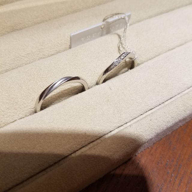 【TRECENTI(トレセンテ)の口コミ】 女性用は指輪自体はウェーブのデザインで、ダイヤは斜めに少し多めに入っ…