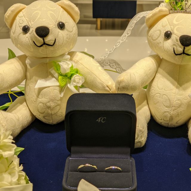 【4℃ BRIDAL(ヨンドシーブライダル)の口コミ】 シンプルなデザインが良いと思っていましたが、
結局ダイヤの入ったデザイ…