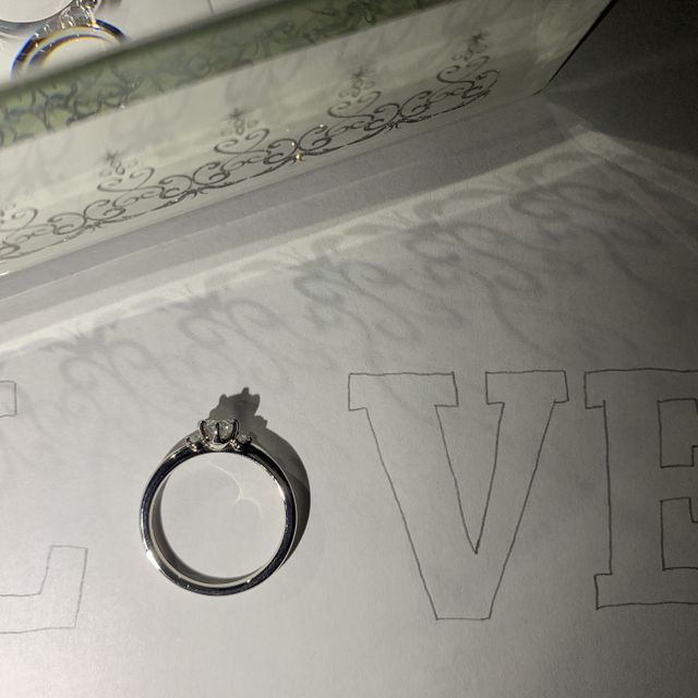 【LUCIE(ルシエ)の口コミ】 横から見たデザインがとても可愛い。他の指輪と比べて細身なところも良い…