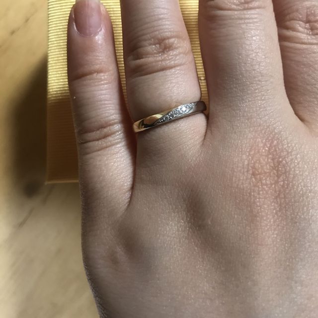 【ケイウノ ブライダル(K.UNO BRIDAL)の口コミ】 プラチナとゴールド、両方の顔が楽しめる指輪です。メンズの指輪はダイヤ…