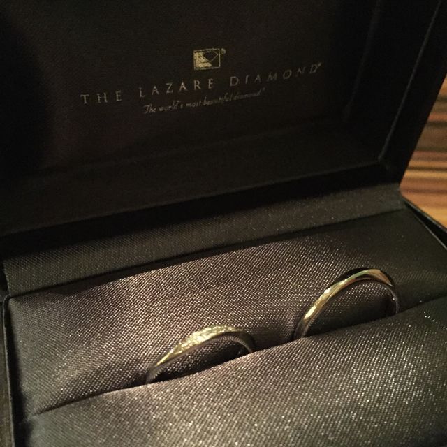 【ラザール ダイヤモンド(LAZARE DIAMOND)の口コミ】 まず、絶対に男女ペアのデザインでと決めてました。ストレートタイプ、V字…