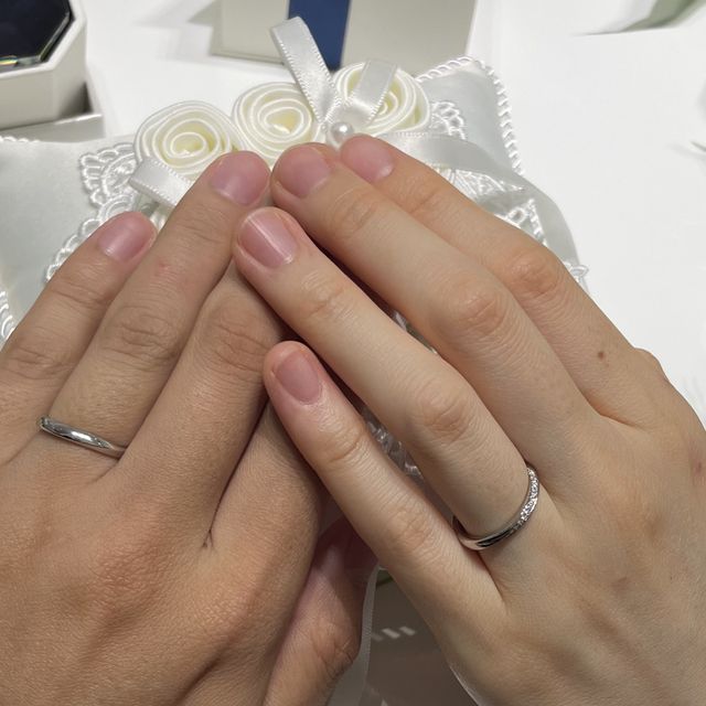 【4℃ BRIDAL(ヨンドシーブライダル)の口コミ】 斜めにダイヤが入っているデザインだとウェーブのデザインが多い中、スト…